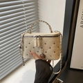 Mini borsa a tracolla trapuntata color crema con ciondolo a rosa e catenella - Bianco