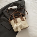 Bolso cubo elegante de PU con colgante de perro, bolso bandolera retro bicolor para mujer. - Con Colgante / Blanco