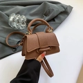 Mini borsa a tracolla marrone intrecciata con manico e dettaglio a nodo decorativo - Marrone