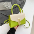 Bolso bandolera cuadrado chic en verde lima y blanco roto con detalle de hebilla dorada - Verde