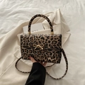 Borsa quadrata alla moda con stampa leopardata, fiocco dorato e tracolla rimovibile - Cachi