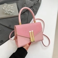 Bolso bandolera rosa con textura tejida, hebillas doradas y correa delgada - Rosa