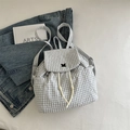 Zaino alla moda a scacchi bianchi e neri con coulisse e patta dal design minimal - Bianco