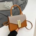 Bolso bandolera de moda en marrón caramelo y beige con solapa tejida y hebilla de oro - Marrón
