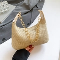 Beige geweven halve maan schoudertas met gouden ketting en zomerse uitstraling - Broken Wit