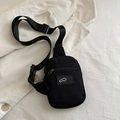 Borsa a tracolla squadrata nera minimalista con tracolla regolabile su sfondo testurizzato - Nero