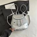 Silberner Mini-Rucksack aus Kunstleder mit rosa Stickerei und silberner Kette - Silber Ohne Anhänger