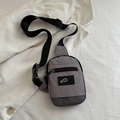 Zaino monospalla minimalista in nylon grigio fumo con tracolla regolabile e logo in gomma - Grigio