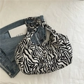 Bolso tote de lona con estampado de cebra en blanco y negro y forma de media luna retro - Estampado de Cebra (Blanco Negro)