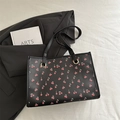 Grand sac cabas noir à imprimé cerise avec boucles dorées pour femme élégante - Noir