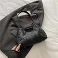 Bolso de mano de media luna en textura pitón negro con detalle de cremallera metálica - Negro