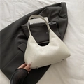 Elegante bolso hobo blanco roto con relieve de serpiente, asa y pies metálicos - Blanco