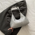 Bolso de hombro plateado con textura de serpiente y silueta de media luna chic - Plateado