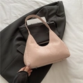 Bolso de hombro rosa en piel sintética con textura de lagarto y diseño medialuna - Rosa