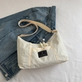Borsa a tracolla minimalista beige in nylon plissettato con cinturino regolabile - Bianco