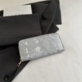 Lange silberne Damen-Brieftasche mit Schlangenhaut-Prägung und goldenem Reißverschluss - Silber