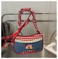 Detail der Jeans-Schultertasche mit rot-weißem Karomuster und süßer Kirsch-Stickerei - Rot