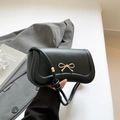 Bolso de hombro negro de cuero con hebilla de lazo dorado y detalle de correa anudada - Negro
