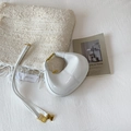 Bolso media luna de charol blanco con herrajes dorados y correa de hombro ajustable - Blanco