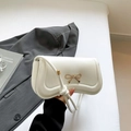 Minibolso bandolera blanco con hebilla de lazo dorado y solapa ondulada chic - Blanco