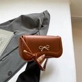 Bolso bandolera de cuero sintético marrón con lazo dorado y correa anudada elegante - Marrón