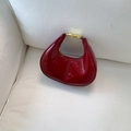 Rote Lackleder-Halbmondtasche mit glänzender Oberfläche und goldenen Metallbeschlägen - Rot