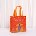 Laminierte Happy Fall Geschenktüte mit orangefarbenen Griffen und herbstlichen Motiven - Vogelscheuche-Stil (9052-4)