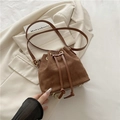 Secchiello chic in camoscio marrone con coulisse e dettagli in metallo dorato - Marrone