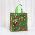 Detail einer grünen Weihnachts-Tragetasche mit Nussknacker und Dampflok-Motiv - Grüner Nussknacker und Roter Zug Stil (5052-1)