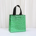 Detail der Laser-Geometriemuster auf hellgrüner glänzender Vlies-Geschenktasche - Hellgrün (LB1001-6) / 23x22x11cm
