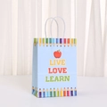 Geschenktüte aus Kraftpapier mit Schulbus-Motiv, 'LIVE LOVE LEARN' und Bleistiftmustern - Hellblau Apfel Buchstaben Stil (535-5)