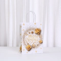 Dettaglio del sacchetto regalo di Natale bianco con ghirlanda dorata e manico in corda - Stile Ghirlanda di Natale 2 (055-2)