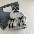 Sac à dos argenté métallisé avec nœuds noirs et broderie Nika élégante - Gris