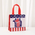 Détail du sac cadeau Veterans Day avec drapeau américain et silhouettes de soldats - Veterans Day Trois Soldats (9051-2)