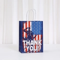 Detail einer Kraftpapier-Geschenktüte mit patriotischem Design und Dankesbotschaft - Navyblau Flaggenstreifen Thank You Stil (562-6)