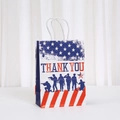 Dettaglio del sacchetto regalo bandiera americana con testo di ringraziamento - Stile Bianco Stelle Strisce Thank You (562-1)