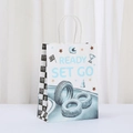 Renngeschenkbeutel aus Papier mit weißen Griffen und Zielflaggenmuster-Motiv - Ready Set Go Stil (561-3)