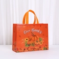 Detail der Give Thanks Kürbis-Grafik auf einer wasserfesten orangefarbenen Geschenktüte - 33x25x11cm / Sonnenblume Kürbis (8901-4)