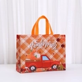 Orange karierte Erntedank-Tragetasche aus Vliesstoff mit Kürbis-LKW-Druck und Tragegriffen - 33x25x11cm / Roter Lastwagen Kürbis (8901-1)
