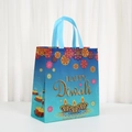Bolsa de regalo Diwali azul con estampado Happy Diwali y mandalas sobre una mesa - Azul Cielo Mandala Diya (3010-4)