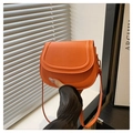 Detailansicht der orangefarbenen Satteltasche aus glattem Kunstleder mit feinen Nähten - Orange
