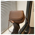 Detailansicht der braunen matten Leder-Satteltasche mit Nähten und Metallhaken - Braun