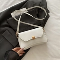 Minimalistische weiße Kunstledertasche mit goldener Metallschnalle und elegantem Gurt - Weiß