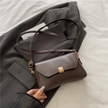 Minimalistische dunkelbraune Leder-Baguette-Tasche mit goldener Metallschnalle - Braun