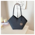 Detailopname van zwarte tote bag met M-patroonprint en goudkleurige metalen hanger - Zwart