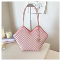 Detail van roze monogram shopper met gouden M-hanger en uniek V-vormig ontwerp - Roze