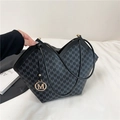 Bolso tote grande negro con patrón de monograma M gris y colgante de logotipo dorado - Negro