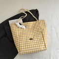 Bolso tote de lona a cuadros amarillos y blancos con un llavero de peluche de perro blanco - Amarillo con colgante