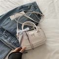 Weiße Bowling-Handtasche mit Spitzen-Schleifen-Anhängern und Herz-Detail auf Denim-Stoff - Weiß
