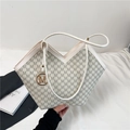 Bolso tote beige elegante con estampado de M, apertura en V y colgante dorado - Blanco